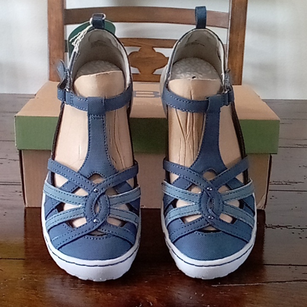 Navy & Denim Dove Mary Jane JBU by Jambu. NWT